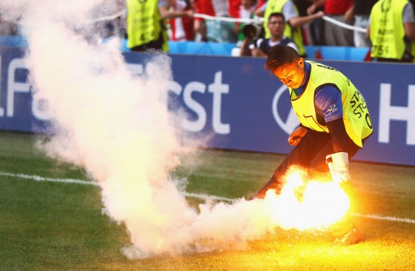 在匈牙利，球迷扔下點燃的煙花可能會引發比賽提前結束，球迷所屬球隊可能會遭到處罰或取消比賽資格。(Lars Baron/Getty Images)