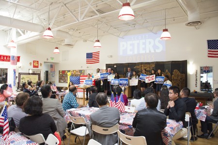聖地亞哥亞太裔社區在聖地亞哥華人服務中心為競選連任的聯邦第52選區國會議員斯科特•皮特斯（Scott Peters）舉行造勢活動。