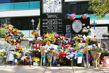 美聖地亞哥民眾送鮮花悼念被槍殺警察