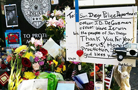 美聖地亞哥民眾送鮮花悼念被槍殺警察