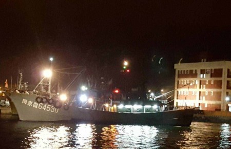 2大陸漁船越界 台灣澎湖海巡隊驅離