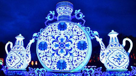 中國瓷器茶壺、瓶身被做成花燈展示。（Lumination活動官網提供）