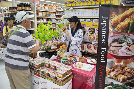 汉亚龙HMART超市摆食品试吃吸引顾客