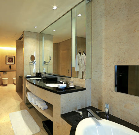 迪拜的康拉德酒店（Conrad Hotel）是希尔顿旗下的豪华酒店品牌，采用TOTO卫浴来彰显他们提供的豪华体验。（图片TOTO提供，湾区卫浴店Gooder Supply贩售）
