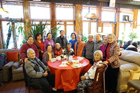 东南亚中心创办人邬亮珊（后排右一）、个案经历何俊贤（后排左一）和托老中心的耆老们合影。（温文清/大纪元） 