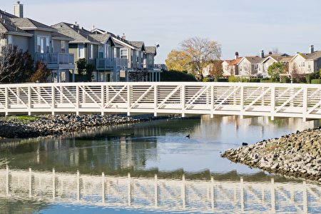 红木海岸的社区内有湖泊、水道环绕，有小桥作为通道。（Shutterstock）